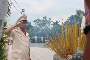 Công an TP.HCM dâng hương tưởng nhớ anh hùng liệt sĩ