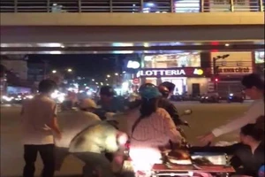 Tranh nhau giật quà từ thiện trong đêm ở Sài Gòn