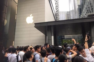Hàng ngàn người xếp hàng mua iphone X