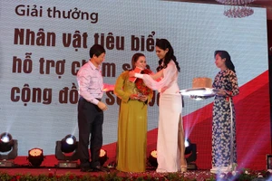 Nhiều nghệ sĩ ủng hộ người có HIV