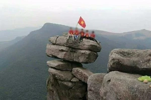 Tranh cãi hình ảnh leo lên núi Đá Chồng chụp ảnh