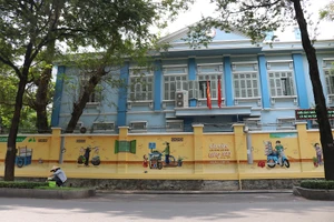 Sáng Sài Gòn, cứ cà phê, đọc báo, ung dung đánh cờ...