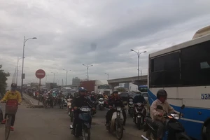 Ùn ứ nặng trên xa lộ Hà Nội