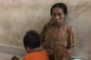 Đưa người mẹ ẵm con ăn xin ở khu phố Tây đi cai nghiện