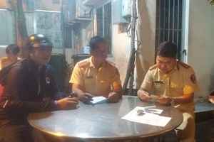 CĐV phấn khích: 'Em có làm gì sai đâu mà giữ?'