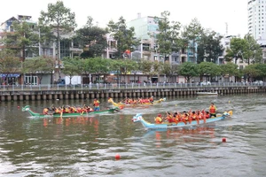 450 vận động viên tham gia đua thuyền truyền thống