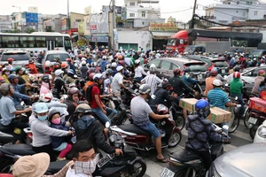 Ùn ứ trên giao lộ Phạm Văn Đồng