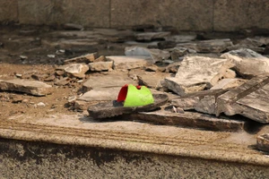 Chiếc dép ở sảnh chung cư Carina...