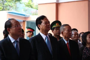 Lãnh đạo TP.HCM dâng hương lên Chủ tịch Hồ Chí Minh