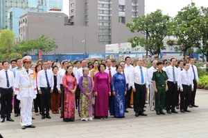 Lãnh đạo TP.HCM dâng hoa lên Chủ tịch Hồ Chí Minh