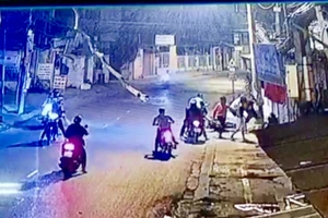 Bắt nhóm đốt pháo, chém nhầm người giữa đường ở quận 9
