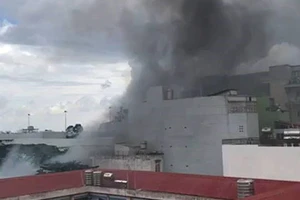 Cháy bãi giữ xe gần sân bay Tân Sơn Nhất, 3 ô tô bị thiêu rụi