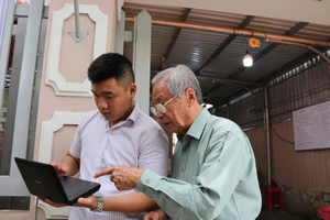 Cụ già đến tiễn anh hùng Nguyễn Văn Thương bằng lời hát