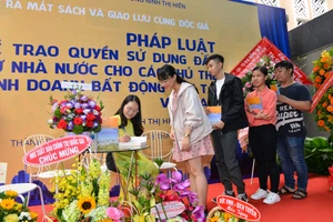 Trưởng VP công chứng ra mắt sách về pháp luật đất đai 