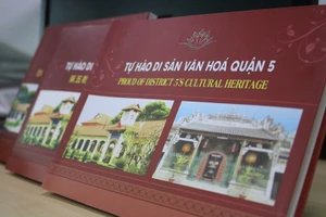 Quận 5 in thêm sách, phim về di sản bản tiếng Anh, tiếng Hoa