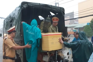 CSGT giúp dân vượt vùng nước ngập sâu trong bão số 9