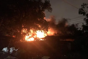 Cháy xưởng lốp xe ở TP.HCM trong đêm bão