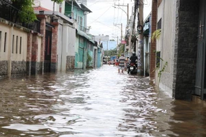 Đi thuê nhà nghỉ vì nhà vẫn ngập sâu trong nước