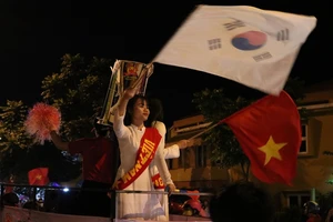 Người hâm mộ mặc áo dài, chở chó cưng, gấu bông đi 'bão'