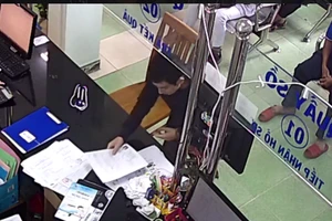 Mang bằng Đại học giả đến phường sao y