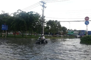 Dân Sài Gòn bì bõm lội nước chiều cuối tuần