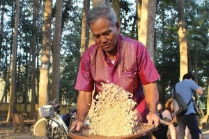 Về Trà Vinh trải nghiệm làm cốm dẹp cùng người Khmer