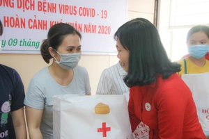 Chính quyền tặng quà động viên giáo viên mầm non mùa dịch