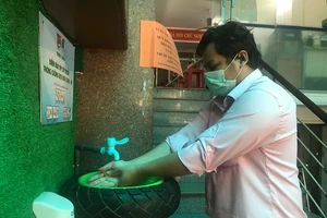 Độc đáo bồn rửa tay chống dịch COVID-19 từ vỏ xe ôtô