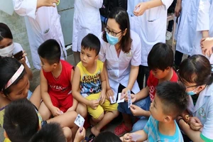 Sinh viên, y bác sĩ trẻ cùng công nhân chống dịch COVID-19