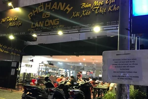 TP.HCM: Hàng quán bán 'take away' trong mùa COVID-19