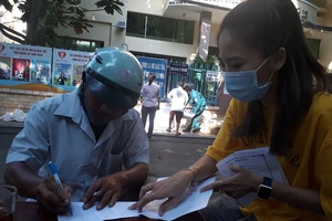 Quận 10: Phạt 14 trường hợp không đeo khẩu trang 