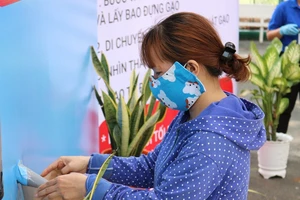 50 tấn gạo cho người nghèo tại ATM gạo Thủ Đức trong ngày đầu