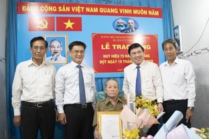 Vinh dự nhận huy hiệu 70 năm tuổi Đảng nhân sinh nhật Bác Hồ
