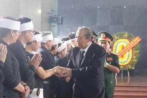 Phó Thủ tướng Trương Hòa Bình viếng nhà tình báo Mười Hương