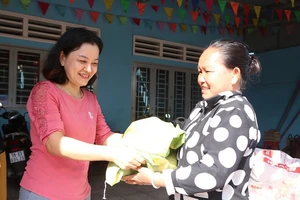 1 kg rác thải nhựa đổi lấy 1 kg gạo, cùng nhau sống xanh