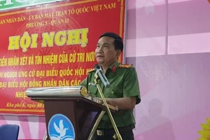 Đại tá Nguyễn Sỹ Quang, Phó Giám đốc Công an TP.HCM phát biểu tại hội nghị lấy ý kiến cử tri. Ảnh: CA