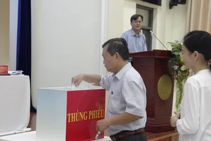 Đại biểu tham dự hội nghị bỏ phiếu kín. Ảnh: THANH TUYỀN