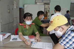 Người dân TP Thủ Đức đang làm thủ tục cấp CCCD. Ảnh: THANH THÙY