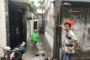 TP Thủ Đức: Mưa 20 phút, 5 hộ dân hoảng loạn vì nước dâng cao