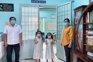 Các em nhỏ ở TP.HCM viết thư tay, ôm heo đất đến quyên góp cùng chống dịch 