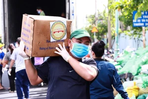 Hơn 1.700 tấn lương thực tỉnh Thanh Hóa hỗ trợ TP.HCM đã cập bến 