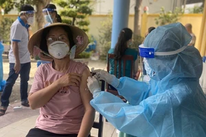 TP Thủ Đức tiêm vaccine ngừa COVID-19 cho người dân trong khu phong tỏa