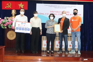 Trao thiết bị y tế cho 44 bệnh viện điều trị COVID-19 tại TP.HCM