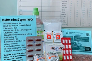 Phường trao túi thuốc cho F0 điều trị tại nhà