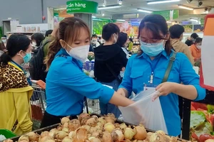 Người dân TP Thủ Đức an tâm vì có người 'đi chợ hộ' theo combo 