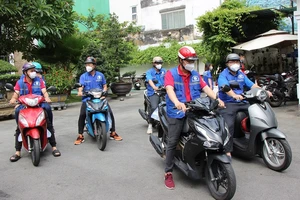 TP.HCM có đội shipper tình nguyện mang túi an sinh đến với người dân