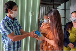 Cả trăm hộ dân tại một khu trọ nhận được tiền hỗ trợ thất nghiệp 