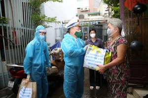 Tiểu đoàn DK1, Vùng 2 Hải quân mang túi quà an sinh đến với dân TP.HCM