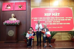 TP Thủ Đức trao huy hiệu Đảng cho Đảng viên cao tuổi