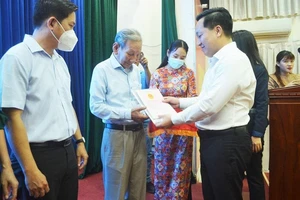 22 hộ dân trong khu 4,3ha ở Thủ Thiêm nhận giấy chứng nhận quyền sử dụng nhà ở, đất ở